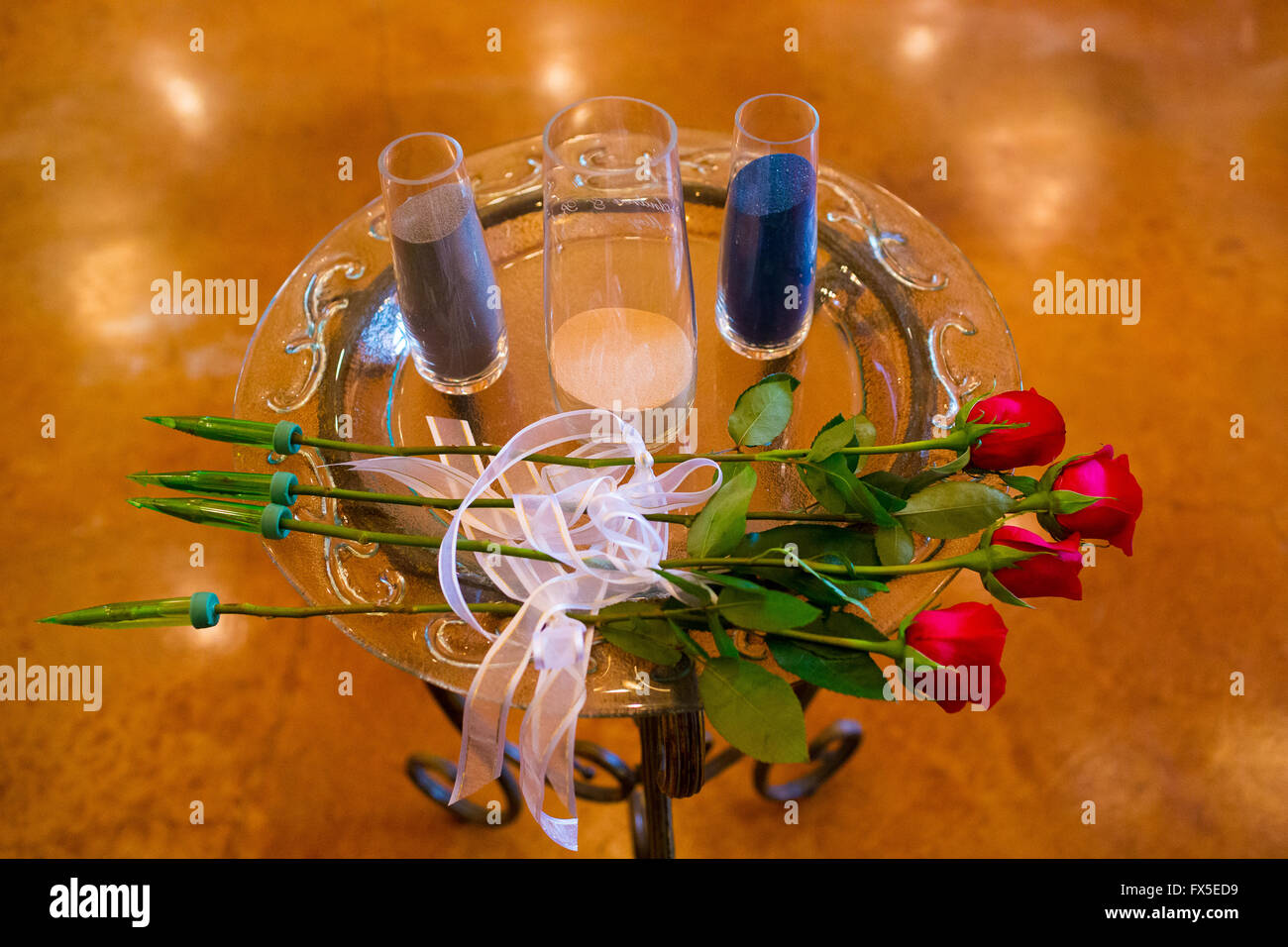 Cerimonia di sabbia pronti per la sposa e lo sposo lungo con rose rosse per un giorno di nozze dono. Foto Stock