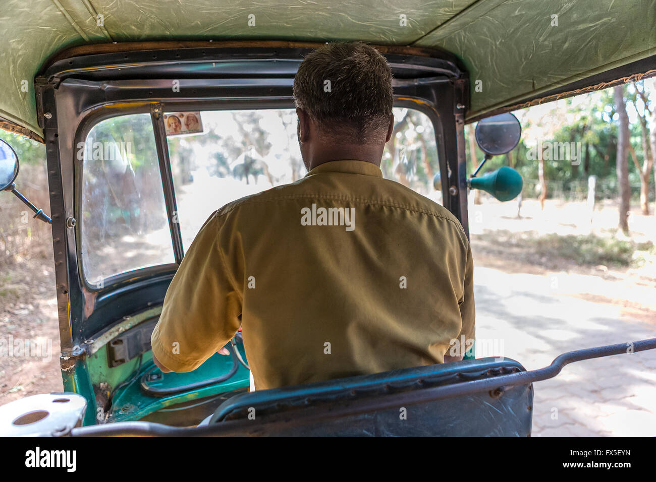 All'interno di un tuktuk al Matrimandir, a Auroville, una borgata sperimentale nel distretto di Viluppuram nello stato del Tamil Nadu Foto Stock