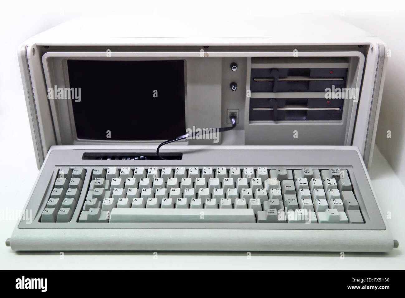 Bianco vecchio personal computer con unità disco floppy Foto Stock