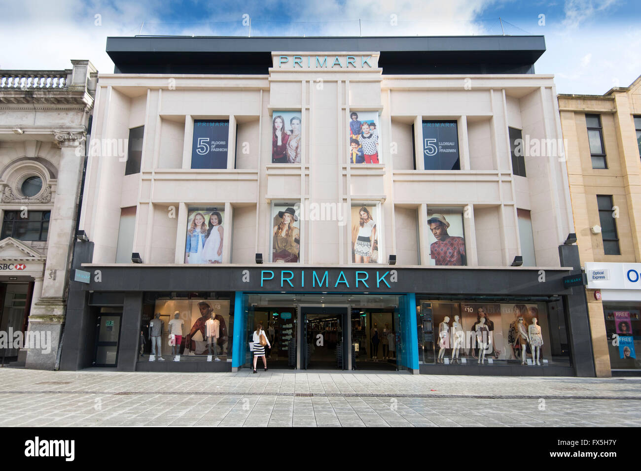 Primark store sign logo su Queen Street a Cardiff. Foto Stock