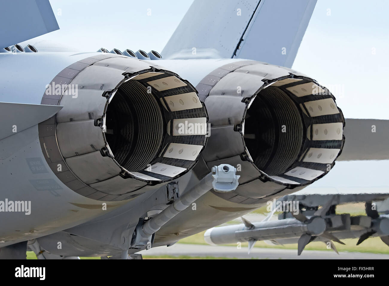 Primo piano dei motori a getto su un jet militare fighter Foto Stock