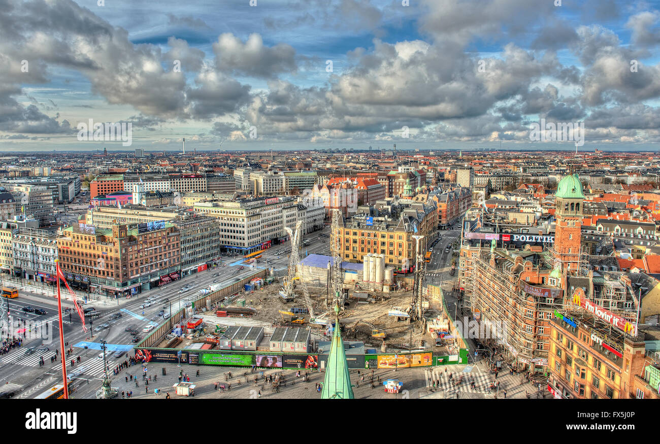 Copenhagen, Danimarca skyline in HDR con il cielo blu e nuvole bianche Foto Stock
