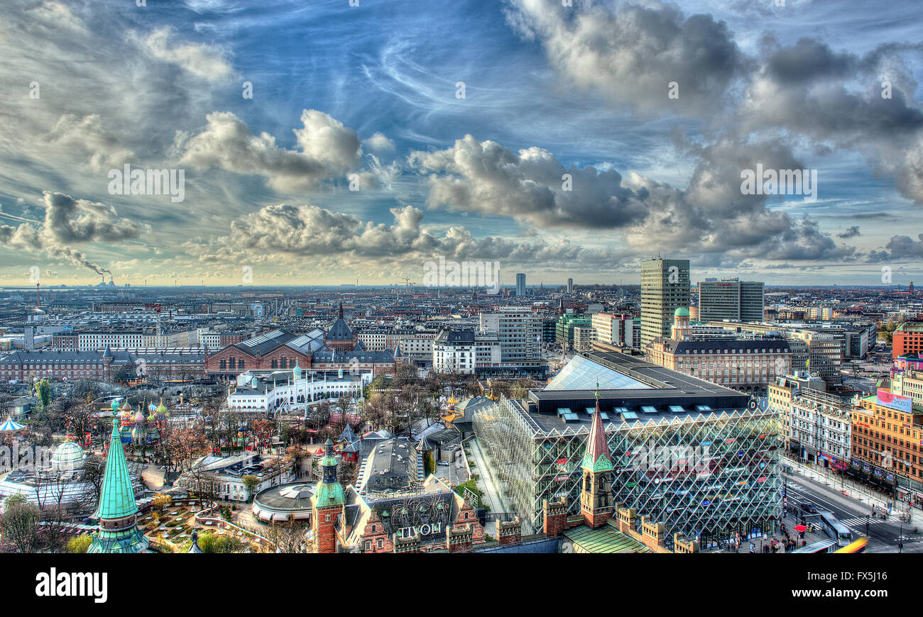 Copenhagen, Danimarca skyline in HDR con il cielo blu e nuvole bianche Foto Stock