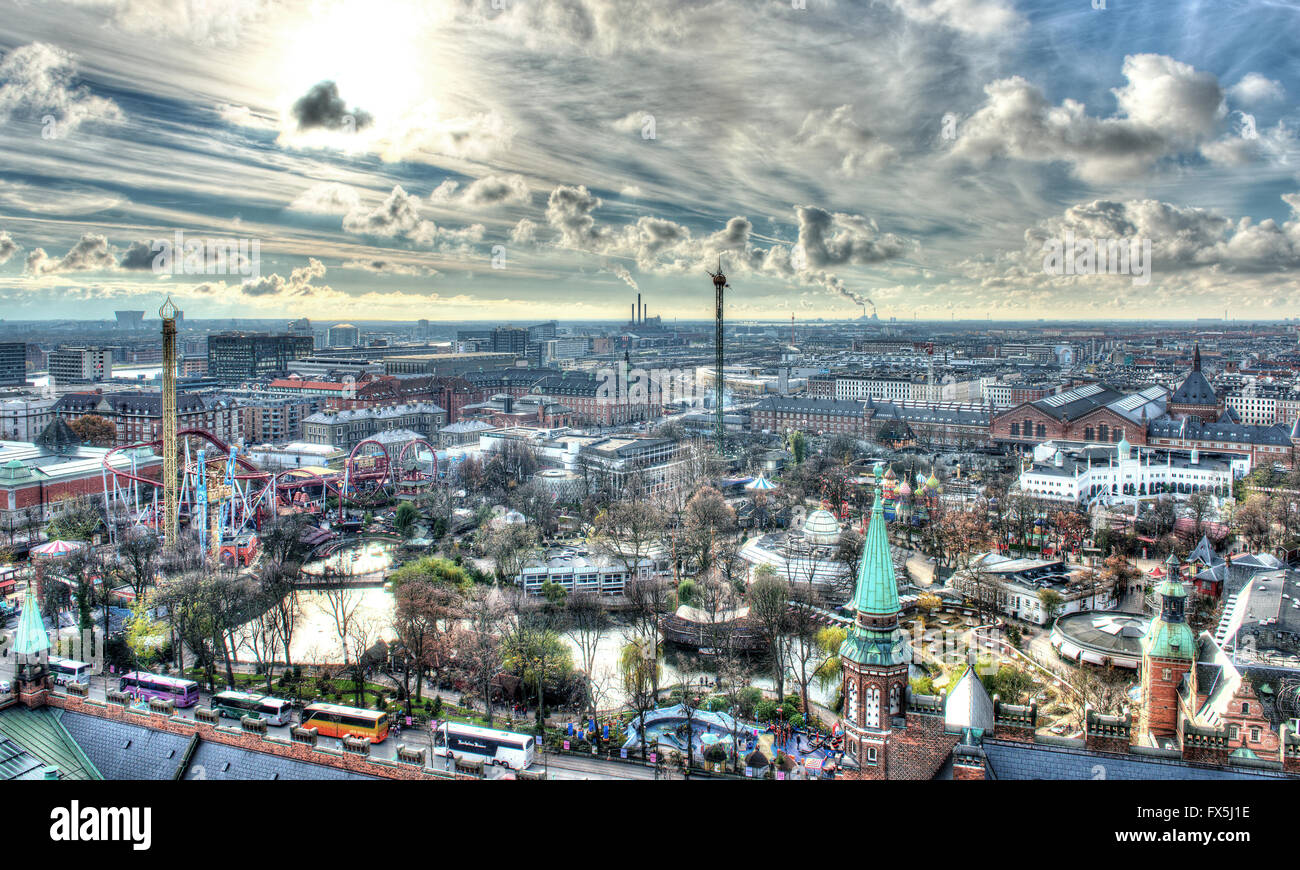 Copenhagen, Danimarca skyline in HDR con il cielo blu e nuvole bianche Foto Stock
