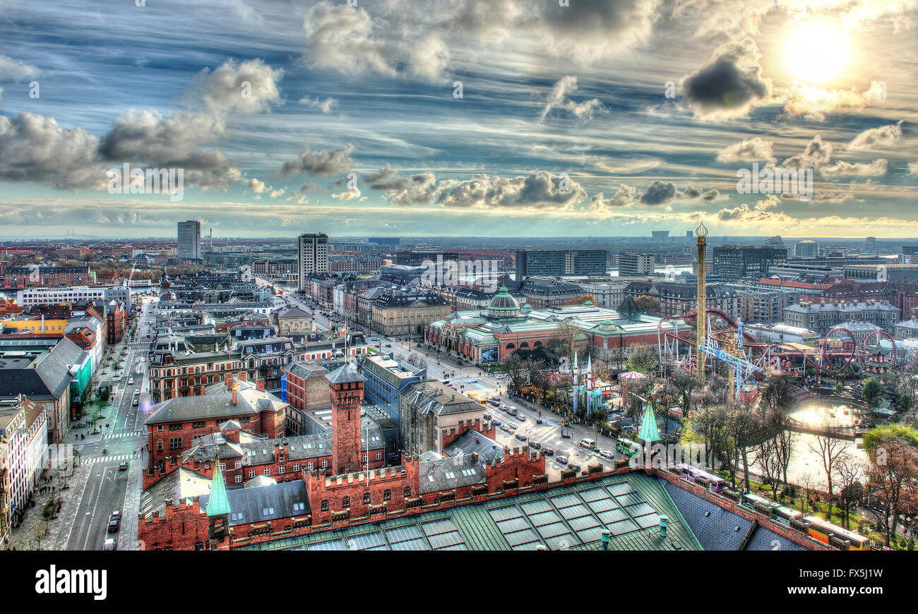 Copenhagen, Danimarca skyline in HDR con il cielo blu e nuvole bianche Foto Stock