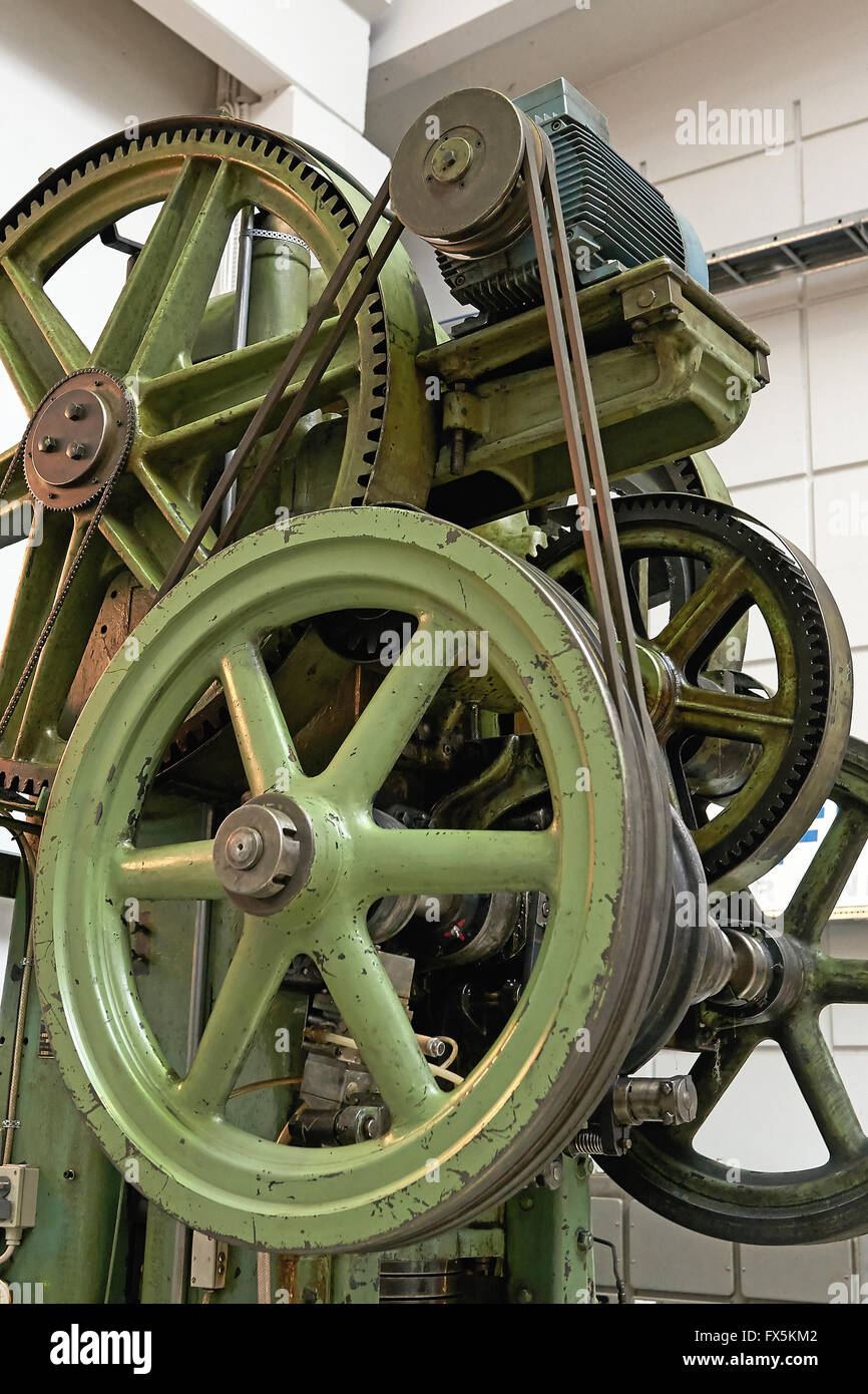 Verde vecchia macchina industriale con ruote di grande diametro e cinghie Foto Stock