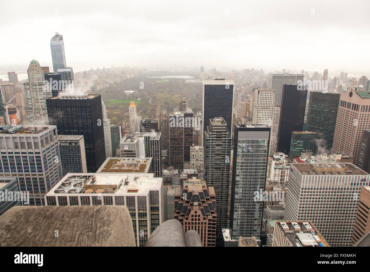 Vista dell'Empire State Building e Manhattan dalla sommità della roccia,il Rockefeller Center di New York City, Stati Uniti d'America Foto Stock
