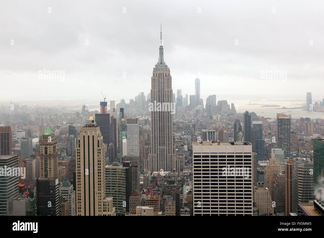 Vista dell'Empire State Building e Manhattan dalla sommità della roccia,il Rockefeller Center di New York City, Stati Uniti d'America Foto Stock