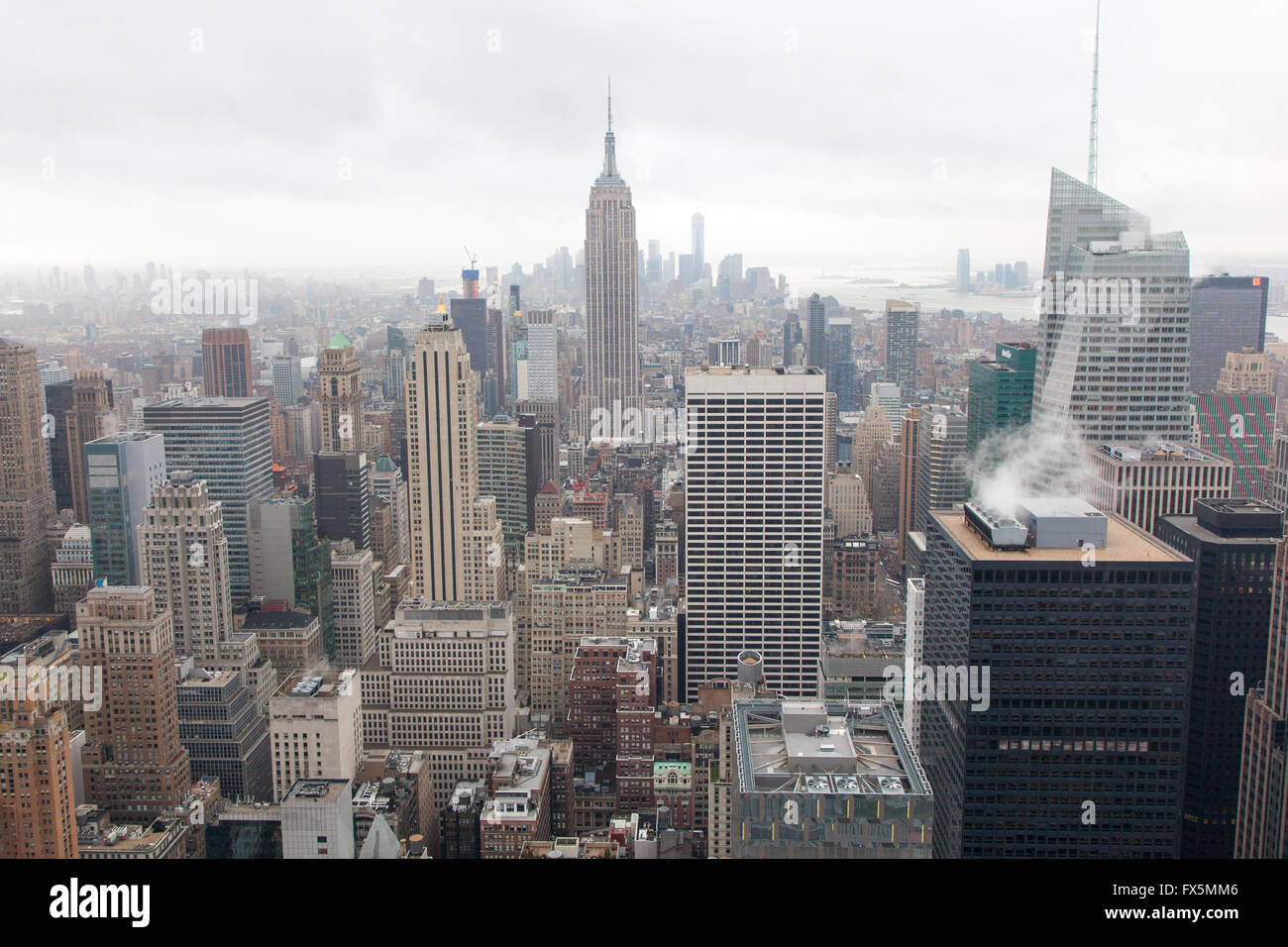 Vista dell'Empire State Building e Manhattan dalla sommità della roccia,il Rockefeller Center di New York City, Stati Uniti d'America Foto Stock