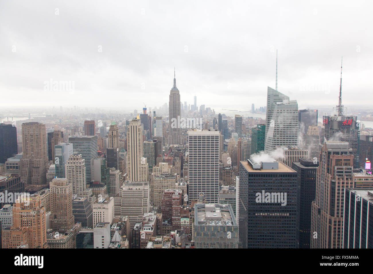 Vista dell'Empire State Building e Manhattan dalla sommità della roccia,il Rockefeller Center di New York City, Stati Uniti d'America Foto Stock