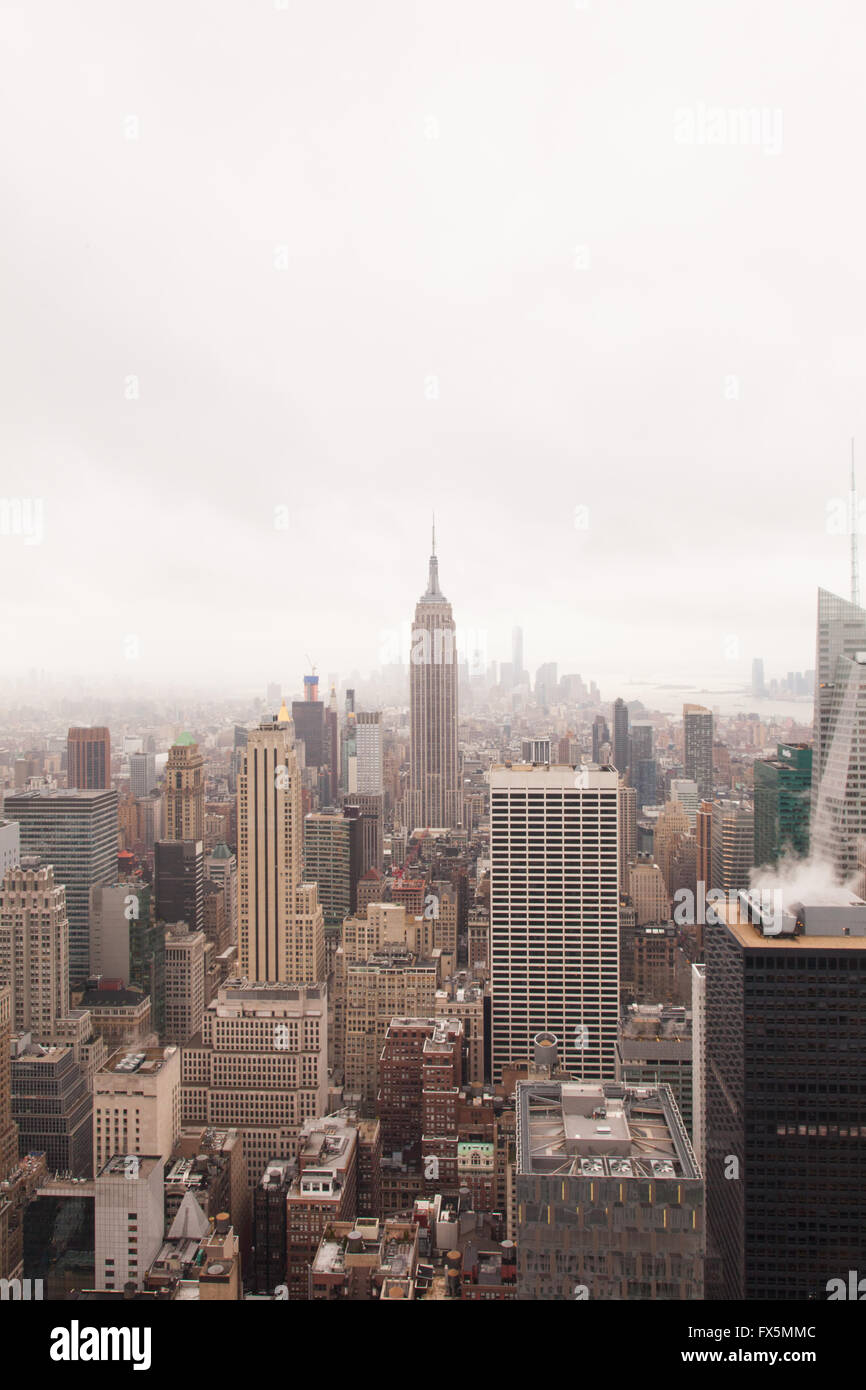 Vista dell'Empire State Building e Manhattan dalla sommità della roccia,il Rockefeller Center di New York City, Stati Uniti d'America Foto Stock