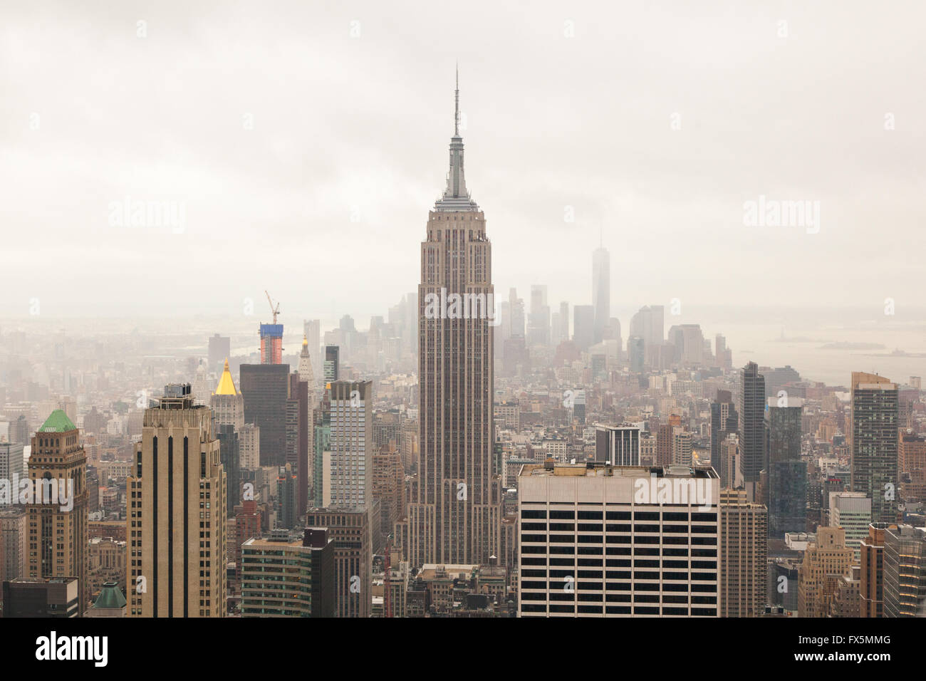 Vista dell'Empire State Building e Manhattan dalla sommità della roccia,il Rockefeller Center di New York City, Stati Uniti d'America Foto Stock