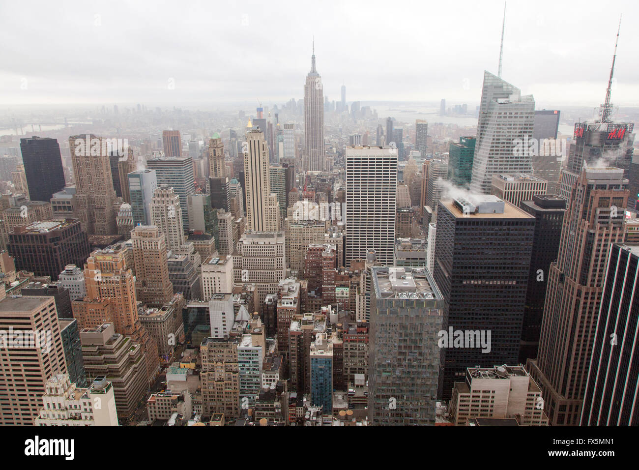 Vista dell'Empire State Building e Manhattan dalla sommità della roccia,il Rockefeller Center di New York City, Stati Uniti d'America Foto Stock