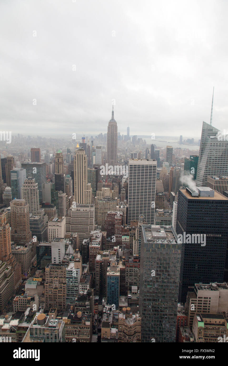 Vista dell'Empire State Building e Manhattan dalla sommità della roccia,il Rockefeller Center di New York City, Stati Uniti d'America Foto Stock