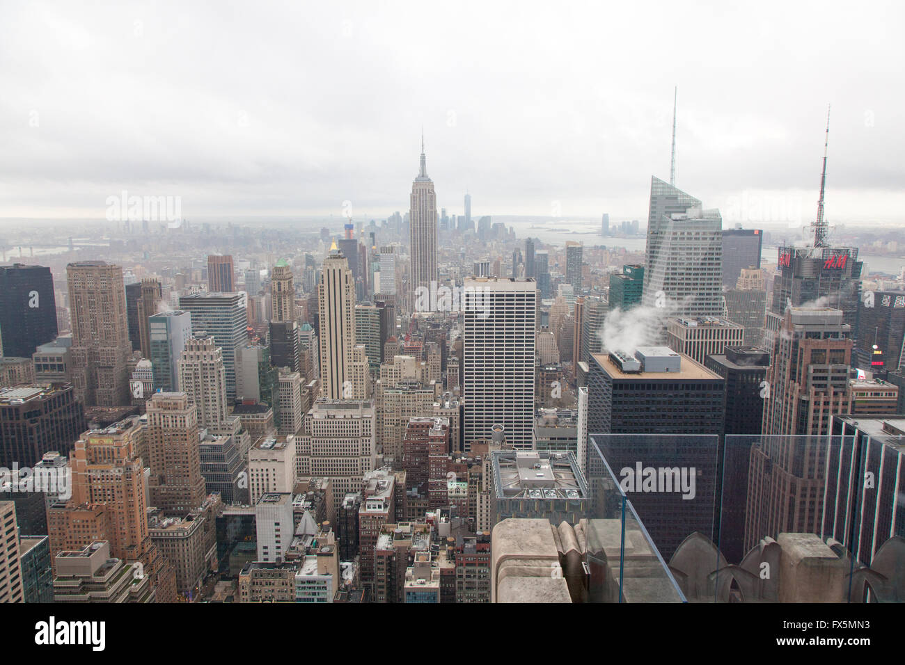 Vista dell'Empire State Building e Manhattan dalla sommità della roccia,il Rockefeller Center di New York City, Stati Uniti d'America Foto Stock