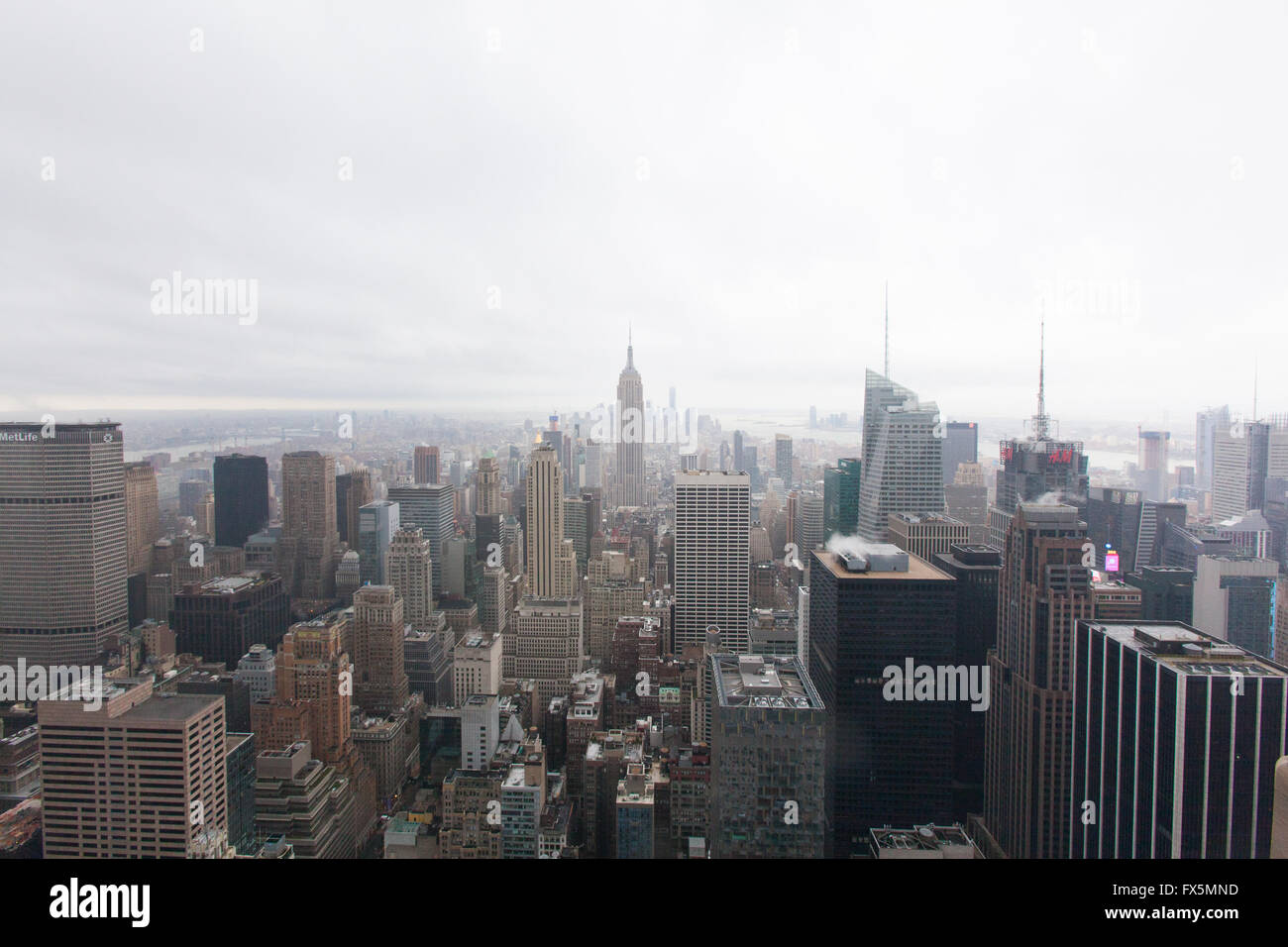 Vista dell'Empire State Building e Manhattan dalla sommità della roccia,il Rockefeller Center di New York City, Stati Uniti d'America Foto Stock