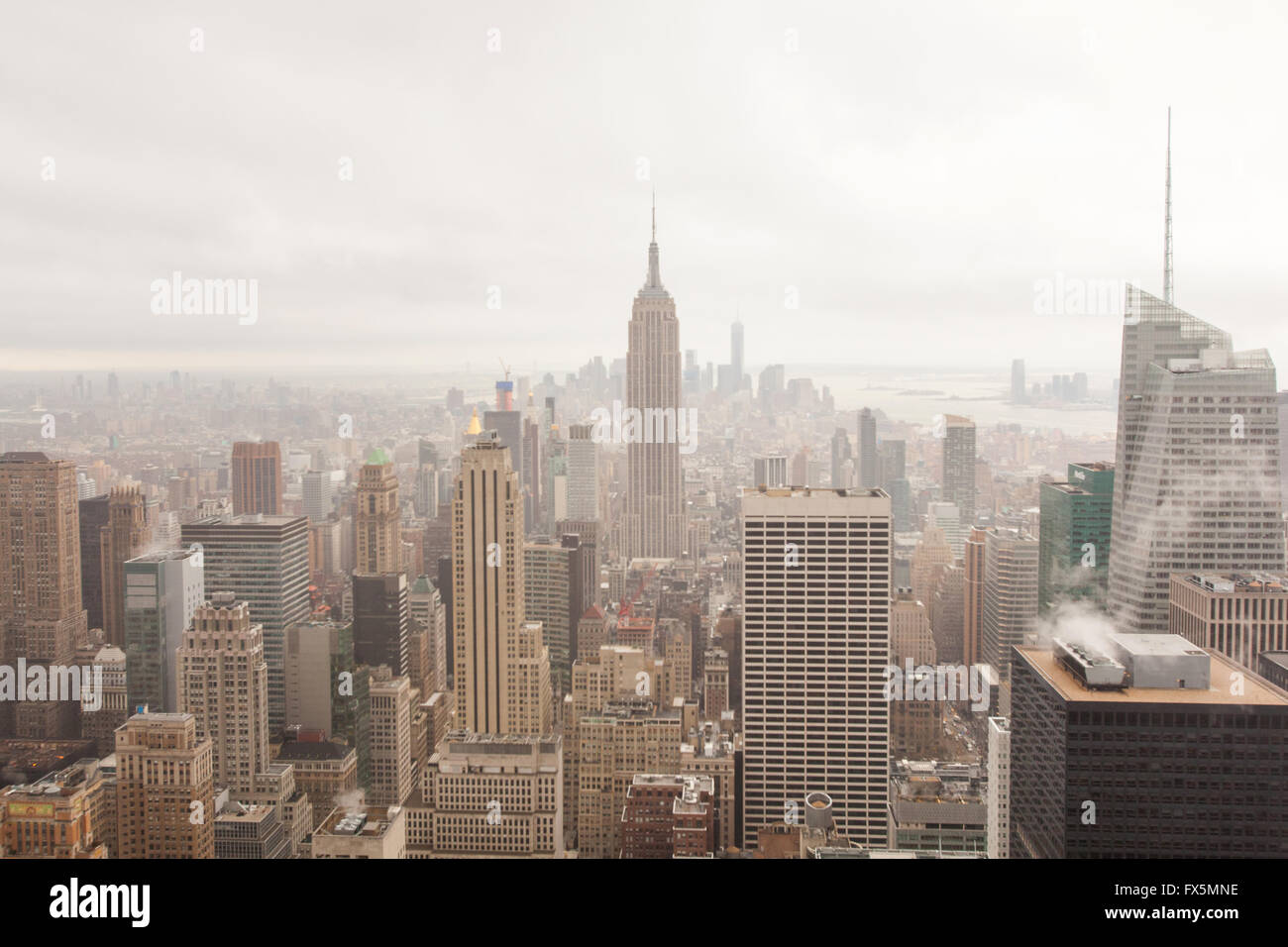 Vista dell'Empire State Building e Manhattan dalla sommità della roccia,il Rockefeller Center di New York City, Stati Uniti d'America Foto Stock