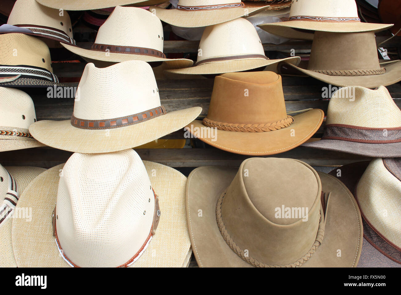Fatte a mano Panama cappelli in vendita all'esterno il mercato artigianale di Otavalo, Ecuador Foto Stock
