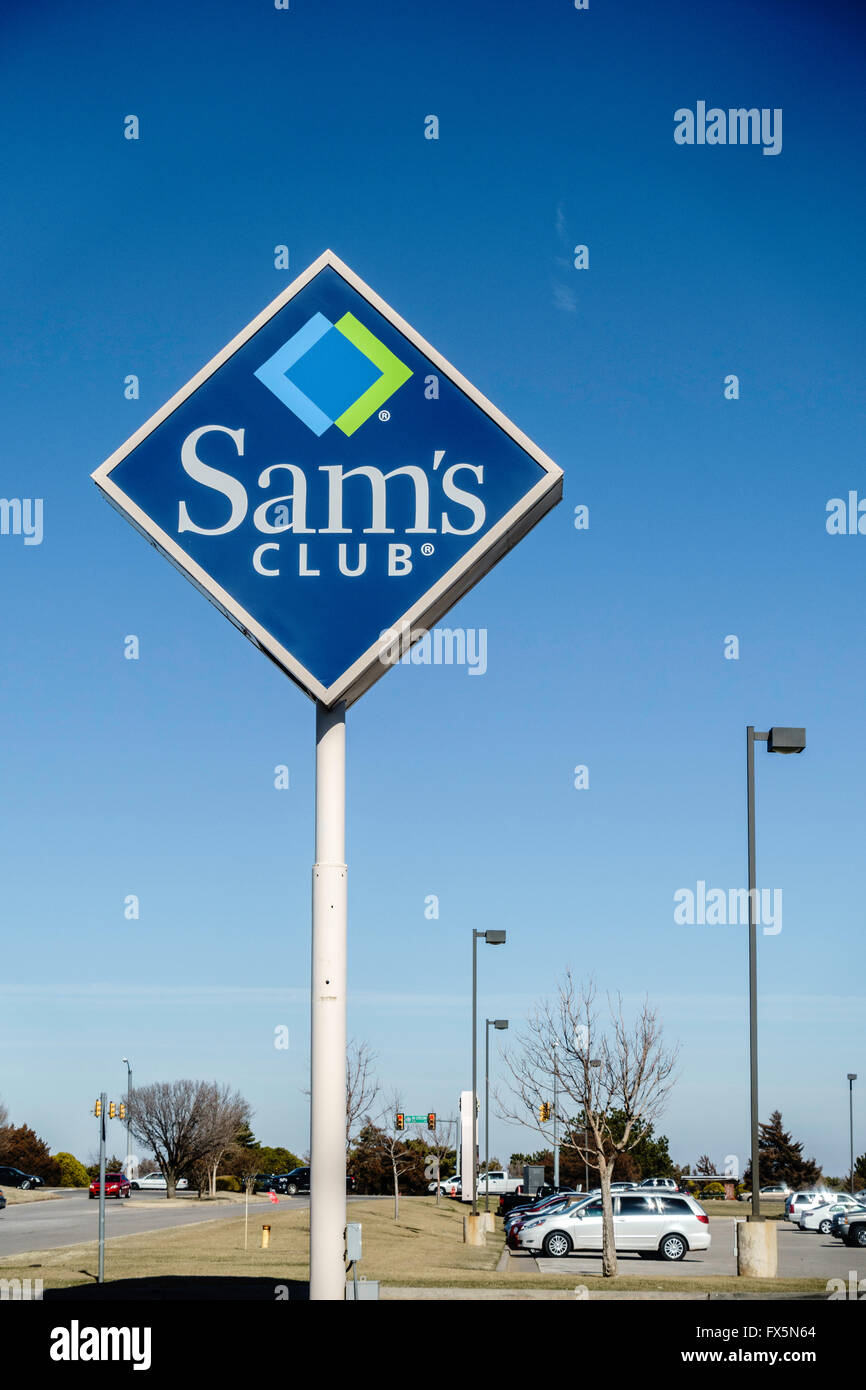 Un Sam's Club pole segno contro un cielo blu. Oklahoma City, Oklahoma, Stati Uniti d'America. Foto Stock