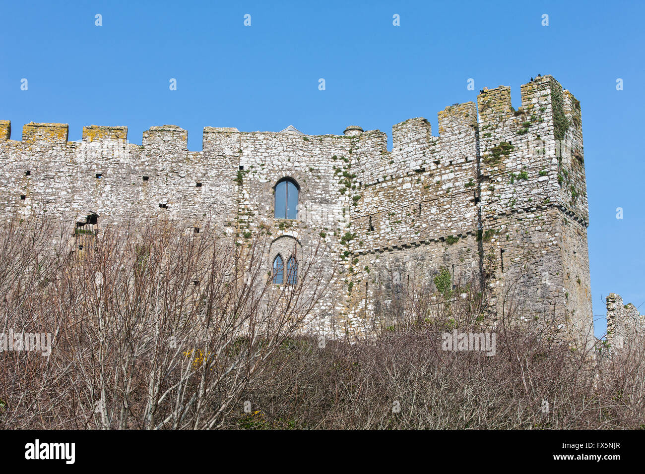 Manorbier Castle, ancora ben conservata la fortezza medievale lungo Il Pembrokeshire Coast. Il Galles ha ora un sentiero costiero della intera lunghezza o Foto Stock