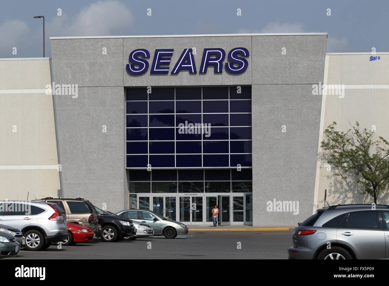 Persone immettere la Sears store al centro Cataraqui a Kingston, Ont., sul Sett. 1, 2015. Foto Stock