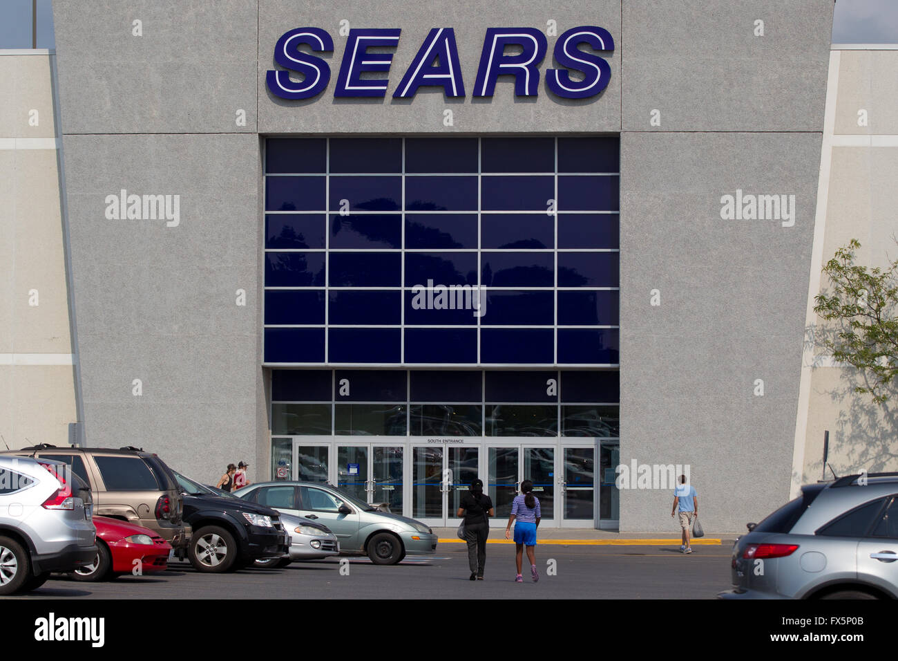 Persone immettere la Sears store al centro Cataraqui a Kingston, Ont., sul Sett. 1, 2015. Foto Stock