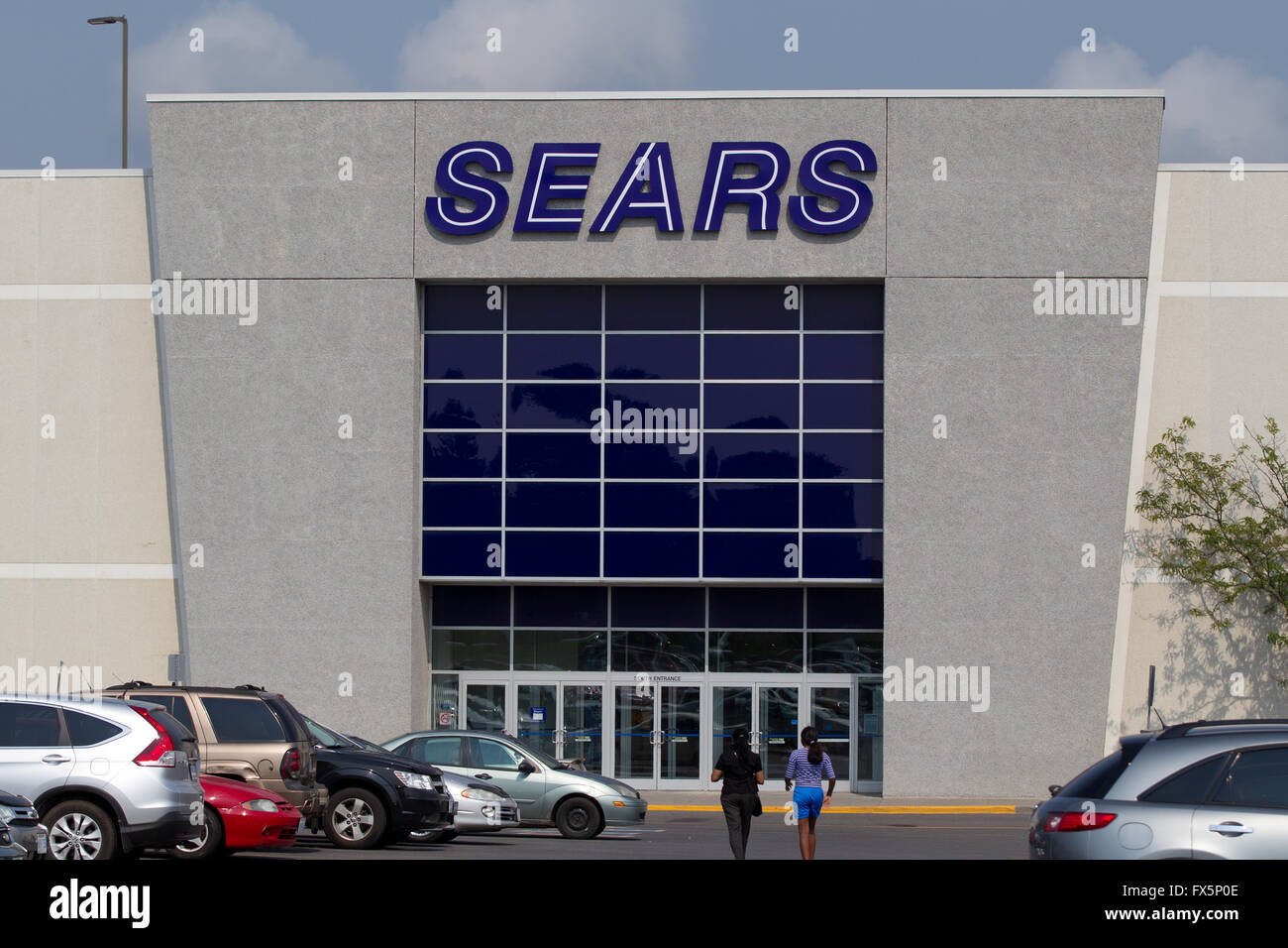 Persone immettere la Sears store al centro Cataraqui a Kingston, Ont., sul Sett. 1, 2015. Foto Stock