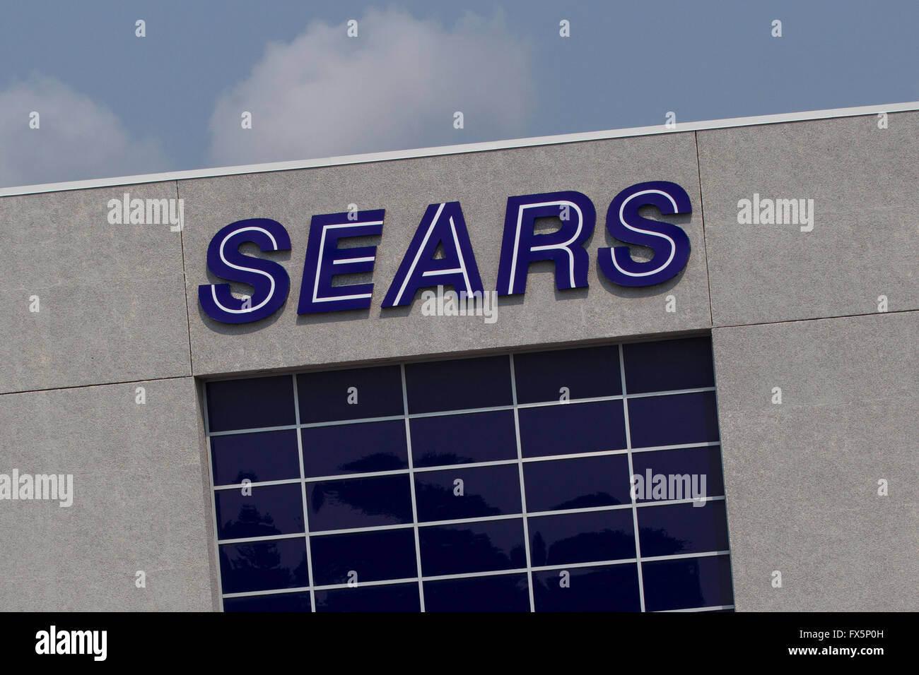 Persone immettere la Sears store al centro Cataraqui a Kingston, Ont., sul Sett. 1, 2015. Foto Stock