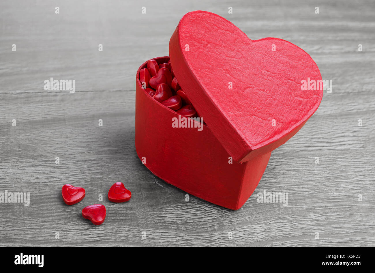 A forma di cuore il giorno di San Valentino confezione regalo su sfondo di legno Foto Stock