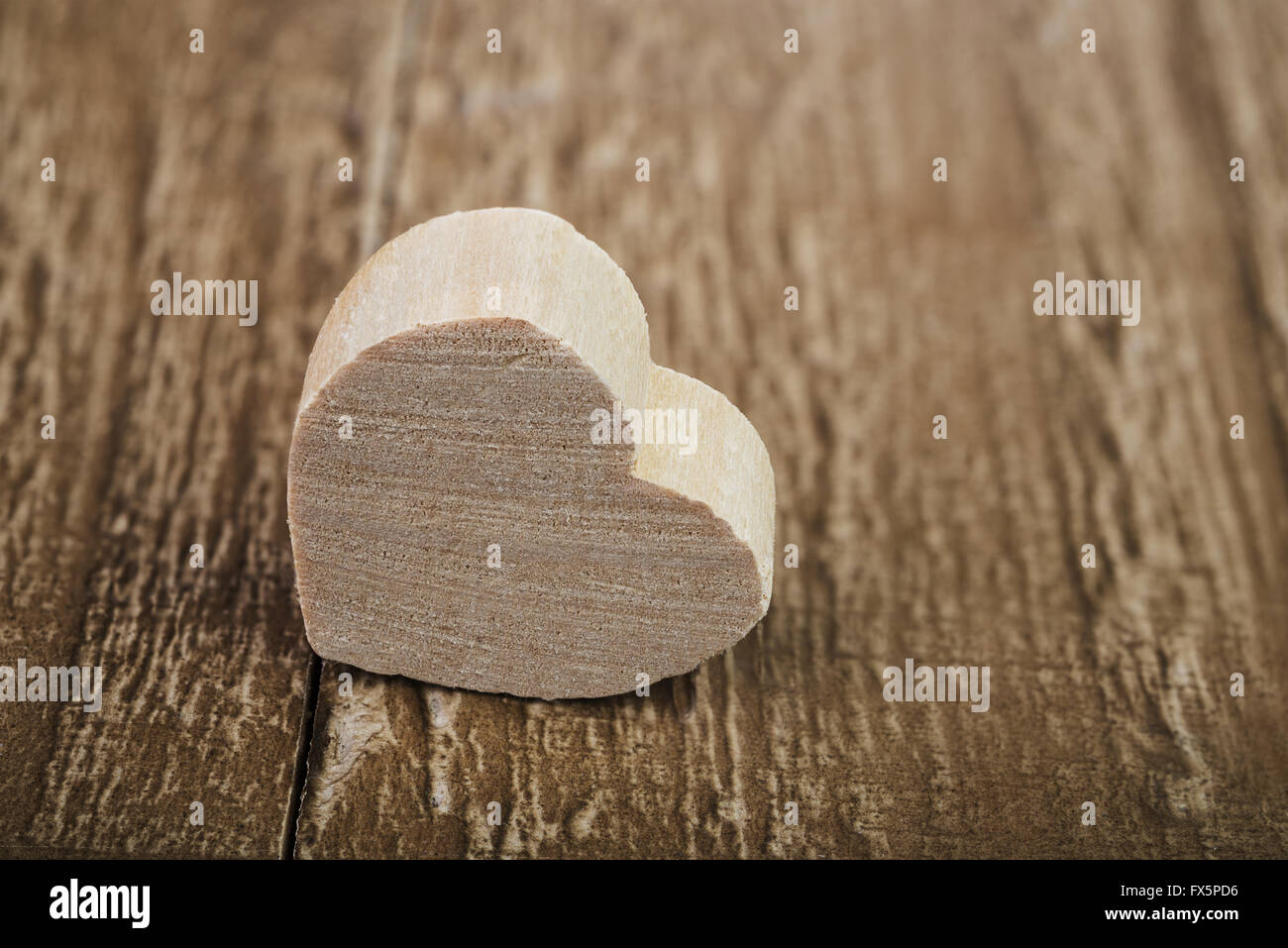 Cuore di legno il giorno di san valentino simbolo su sfondo di legno Foto Stock