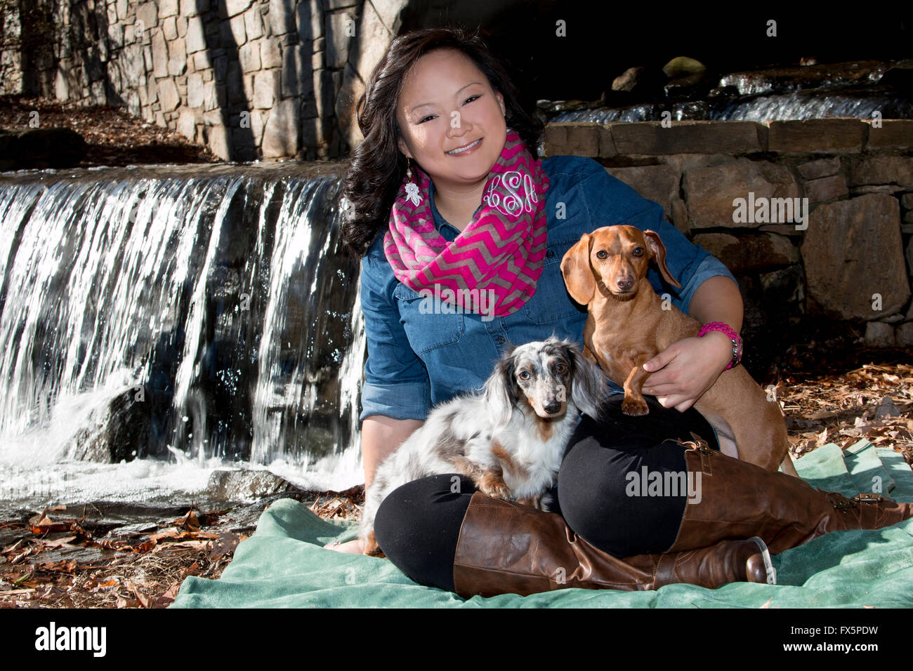 Donna con cani da cascata Foto Stock