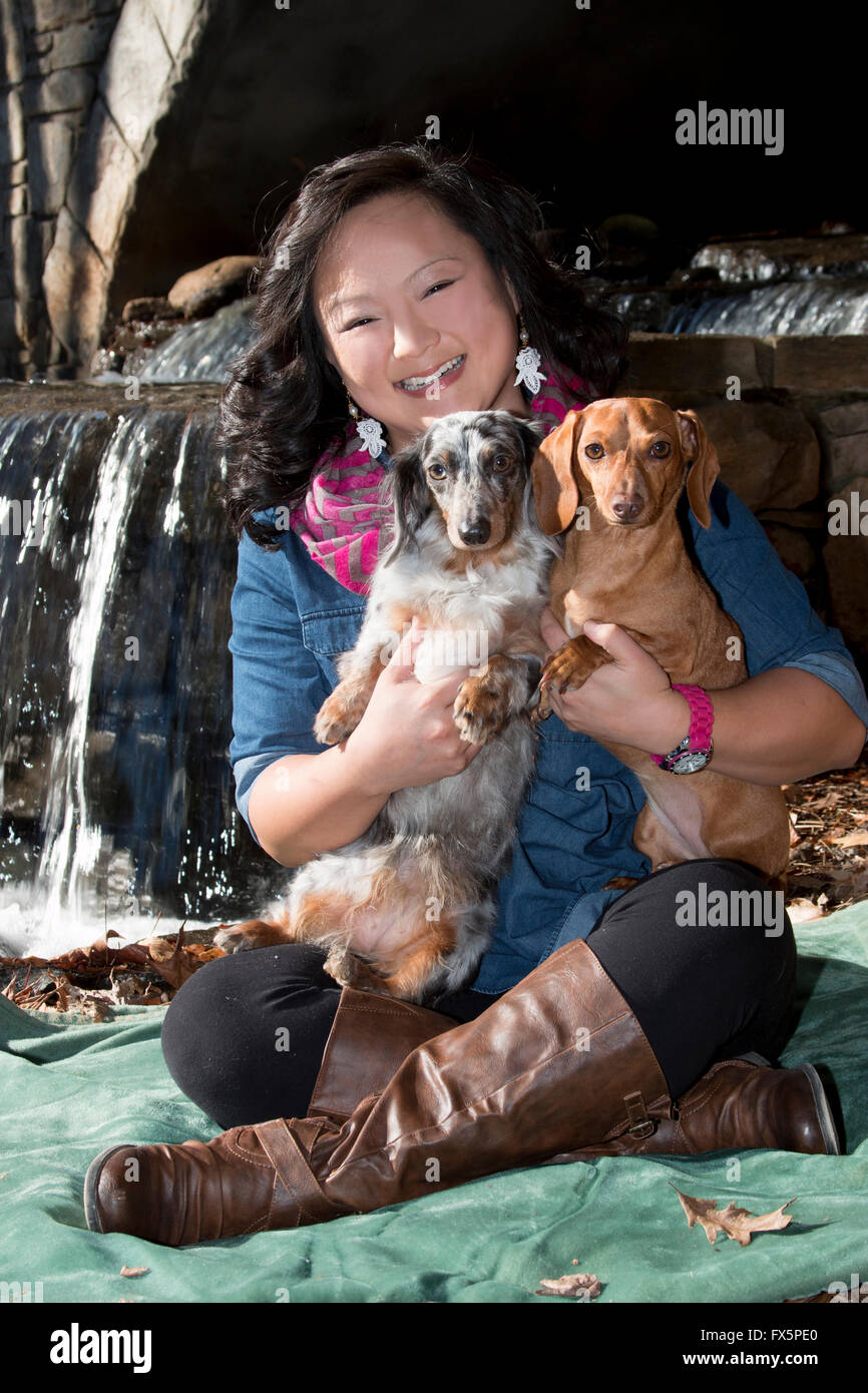 Donna con cani da cascata Foto Stock