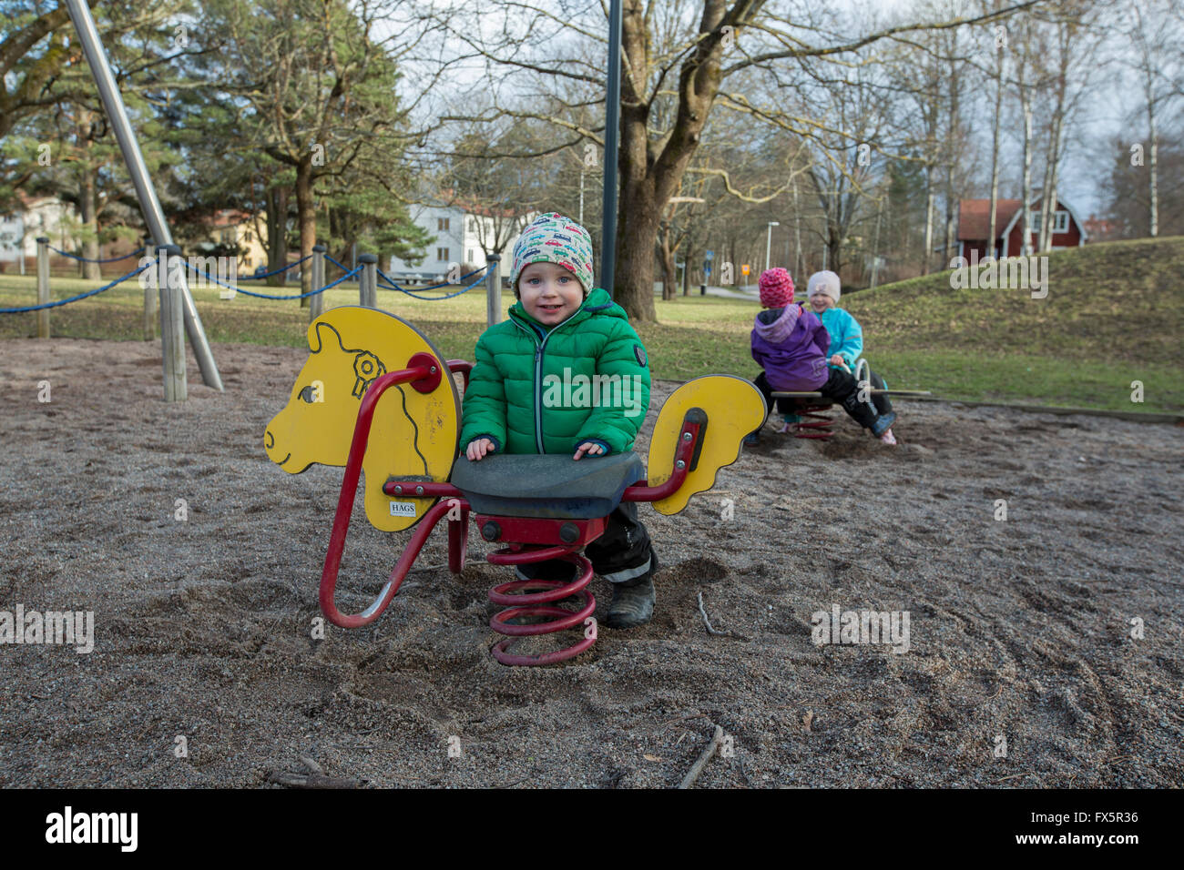 Bambini che giocano su un parco giochi Foto Stock