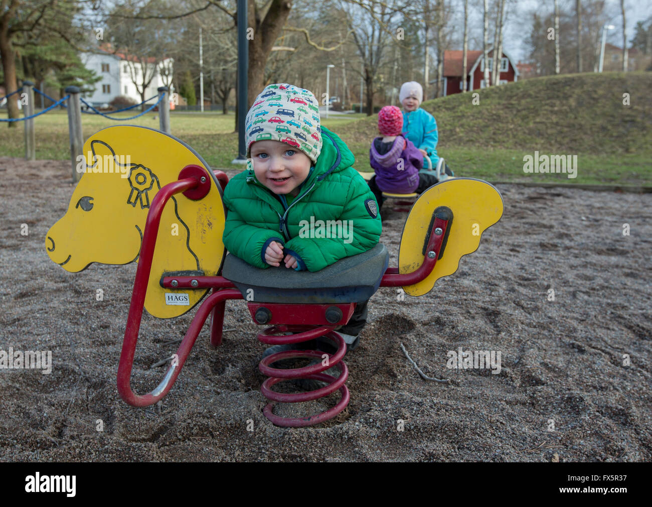 Bambini che giocano su un parco giochi Foto Stock