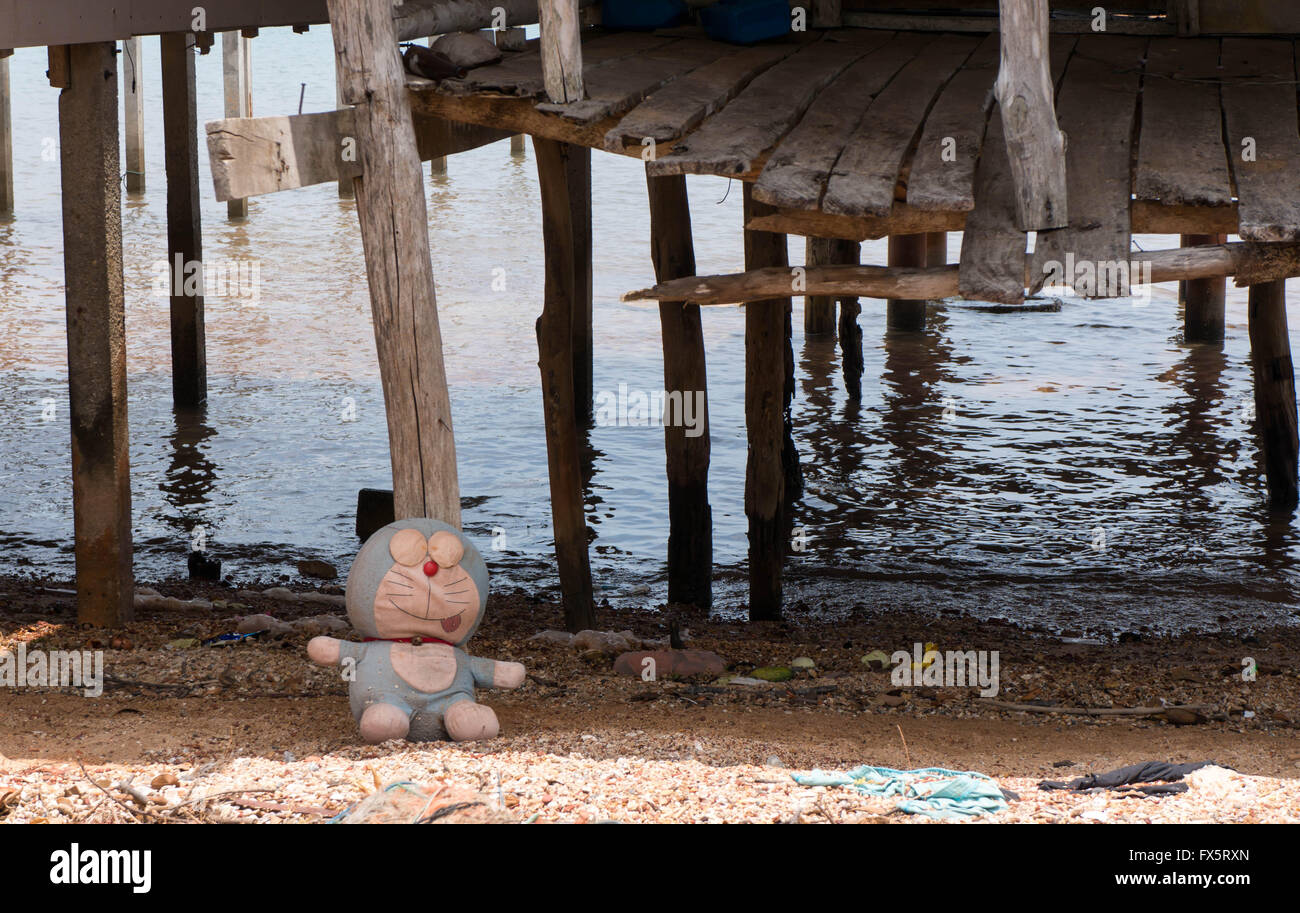 Giocattolo per bambini è di fronte a palafitta sul mare Gypsy Village Foto Stock