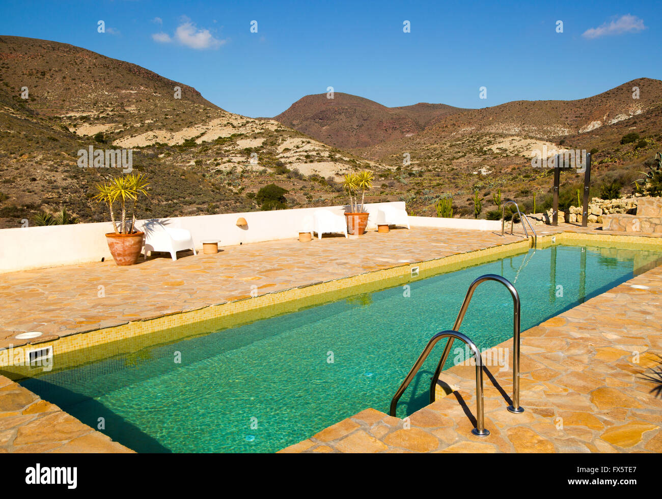Piscina in alloggi turistici, Los Presillas Bajas, Parco Nazionale Cabo de Gata, Almeria, Spagna Foto Stock