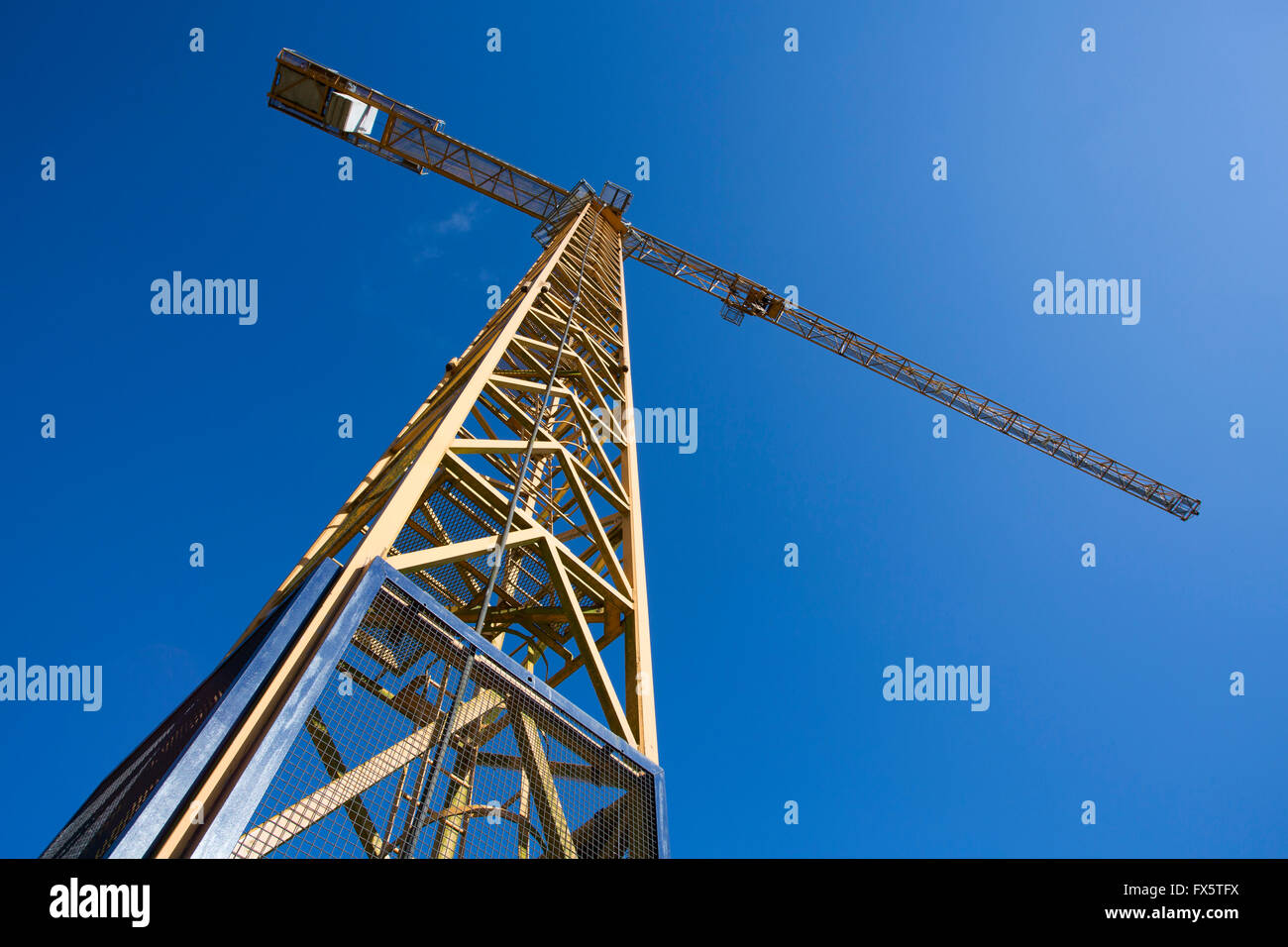 La parte superiore di altezza dei bracci della gru che mostra il gancio e  il braccio di sollevamento su un sito in costruzione a Londra, Inghilterra  Foto stock - Alamy