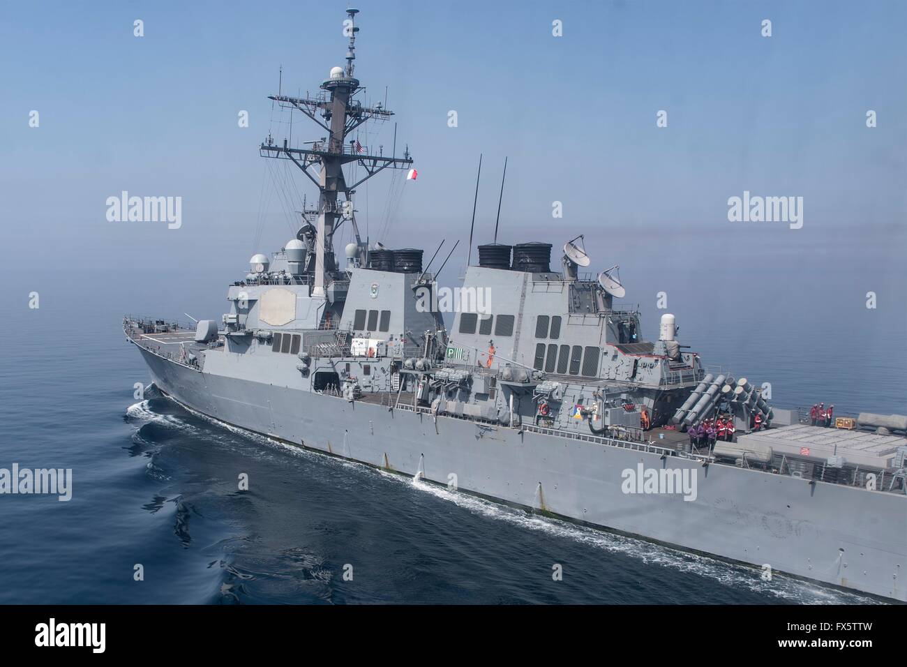 U.S Navy Arleigh Burke-class missile destroyer USS Ramage durante il funzionamento inerenti risolvere il supporto di scioperi in Siria e Iraq contro lo Stato islamico Aprile 7, 2016 nel Golfo Arabico. Foto Stock