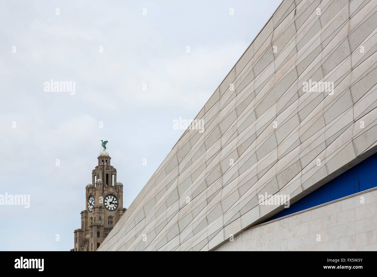 Vista del fegato sulla costruzione delle procedure Dockside Wizard, Liverpool, Regno Unito. Foto Stock