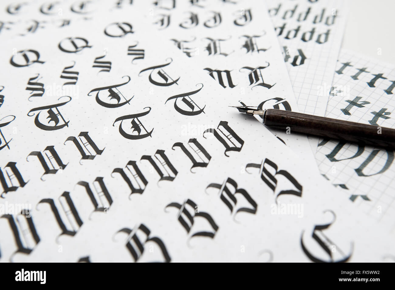 La calligrafia in stile gotico, la vecchia tessitura di font Foto Stock