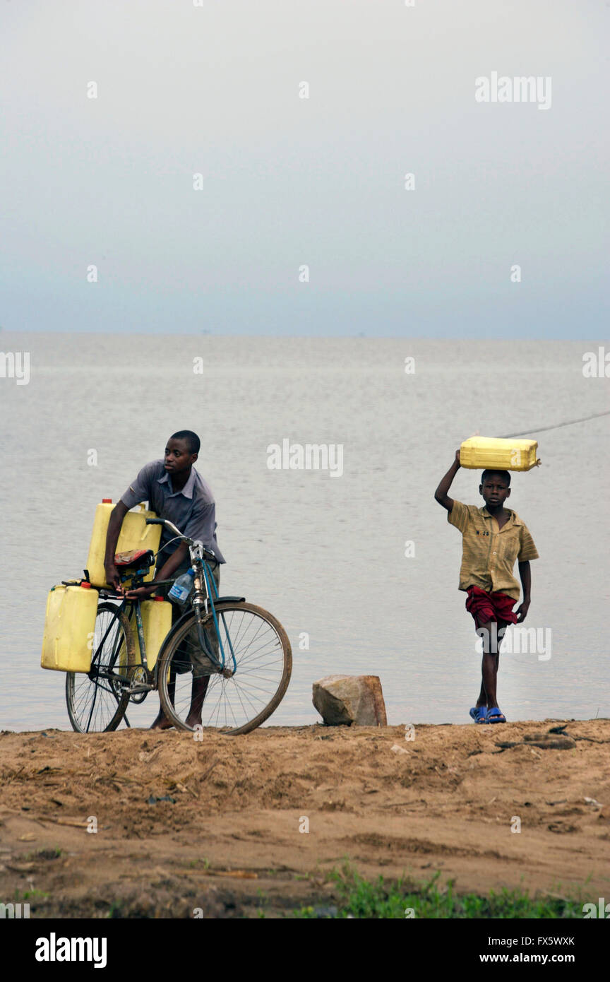Raccolta di acqua in bidoni di dal lago Vittoria in Uganda, Africa Foto  stock - Alamy