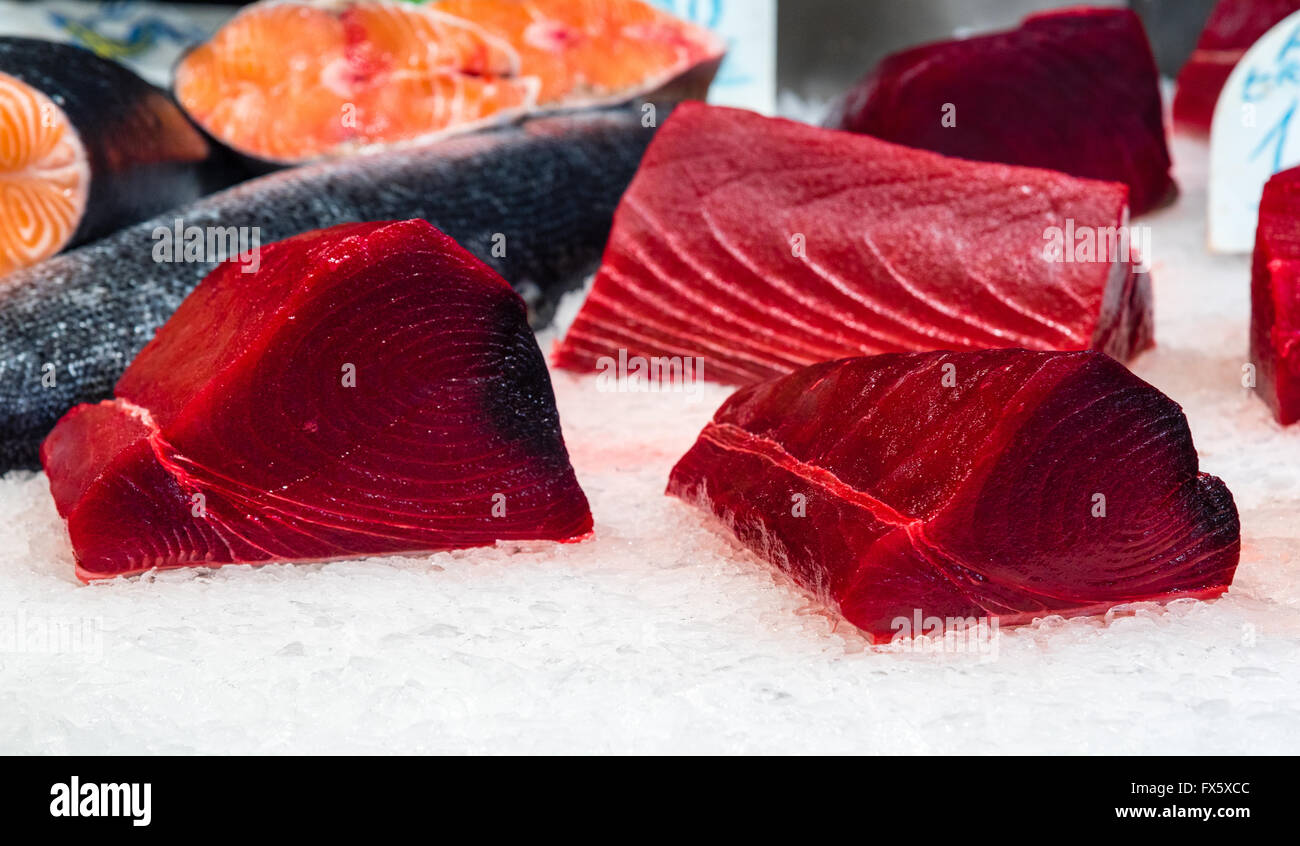 Appena Tagliata di filetto di tonno su ghiaccio Foto Stock