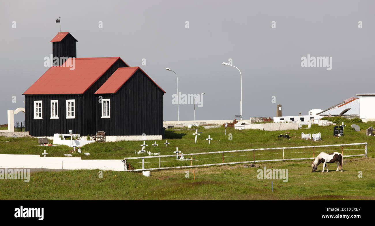 Paesaggio islandese con tradizionale chiesa e cimitero. Formato orizzontale Foto Stock