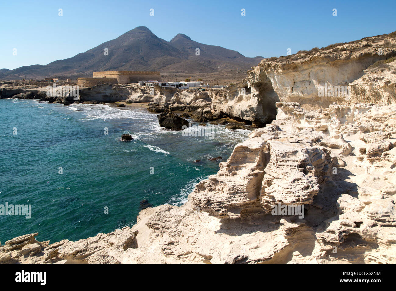 Vulcani e fossilizzato duna di sabbia struttura rock di Los Escullos, Parco Naturale Cabo de Gata, Almeria, Spagna Foto Stock