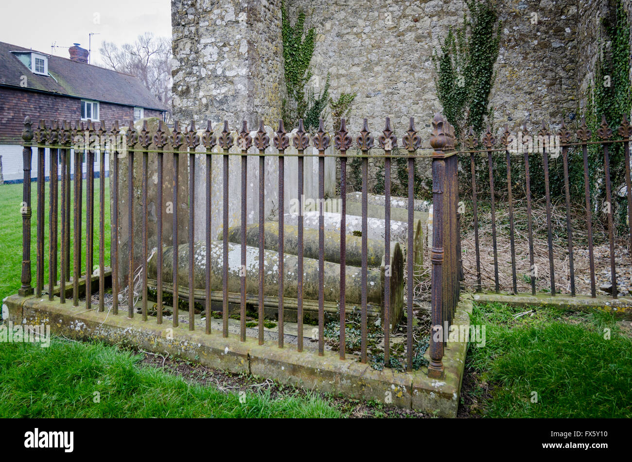 Contenitore monumentale in un inglese un sagrato con 5 gli oggetti contrassegnati per la rimozione definitiva Foto Stock