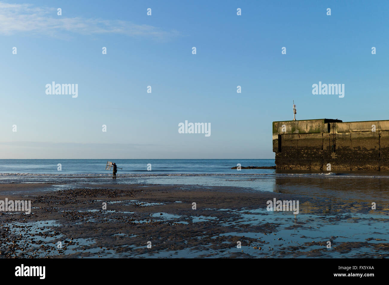 Singolo pescatore e la sua rete sulla spiaggia di Hastings, Regno Unito Foto Stock