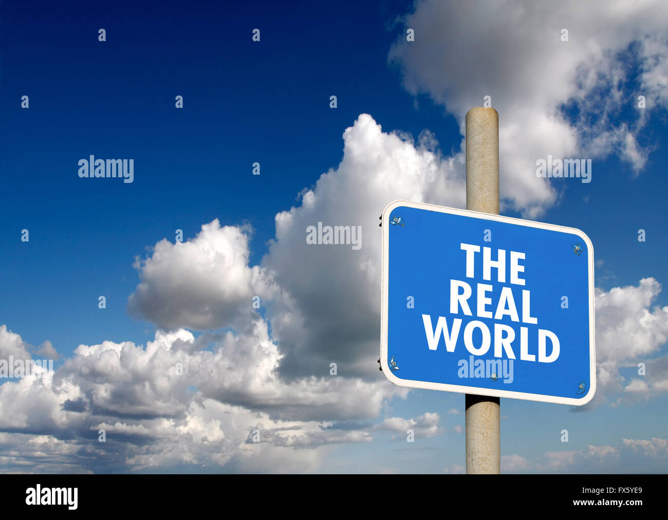 Il mondo reale palina con cielo blu e nuvole Foto Stock