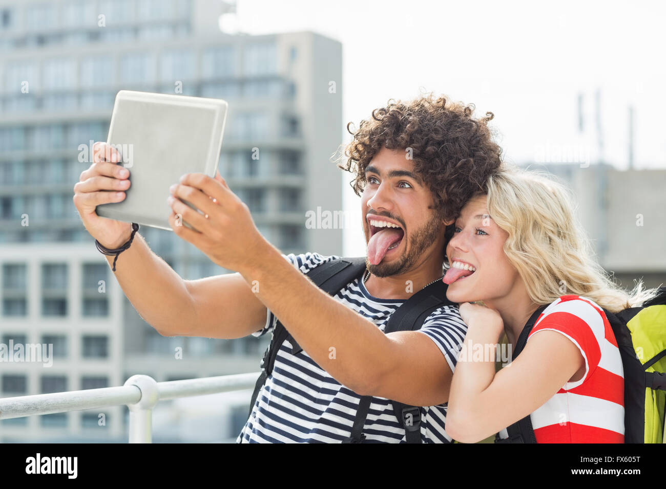 Coppia giovane prendendo un selfie con tavoletta digitale Foto Stock