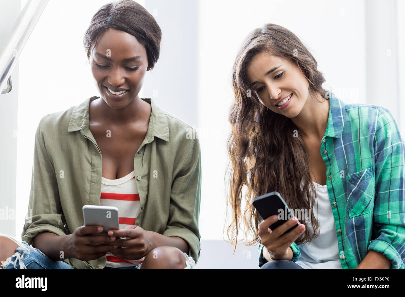 Gli amici utilizzando il telefono cellulare Foto Stock