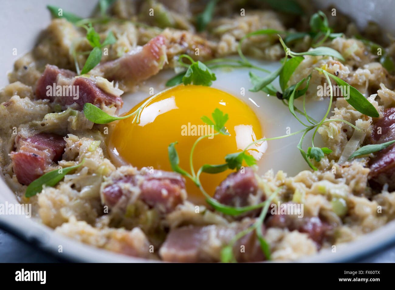 Coddled Duck egg con Cornish granchio, pancetta e porri Foto Stock